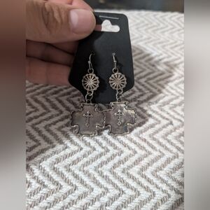 🎀 $5 Vintage Silver Cross Motif Earrings